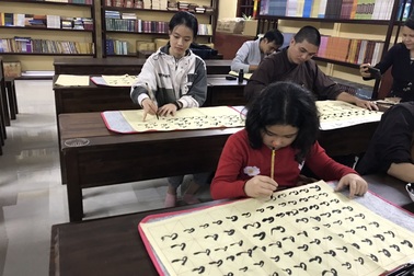 Lớp học thư pháp "0 đồng" tại Chùa Long Hưng