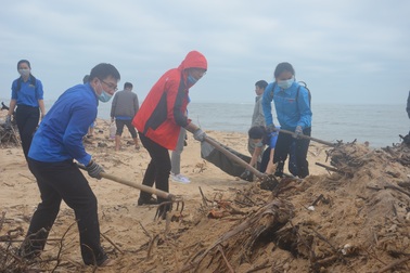 Gần 500 đoàn viên, thanh niên chung tay làm sạch bãi biển