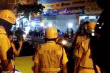 Xôn xao clip CSGT còng tay tài xế lái siêu xe Ferrari