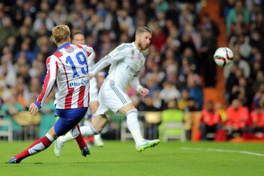 Nhìn lại 90 phút thánh địa Bernabeu câm lặng vì Torres