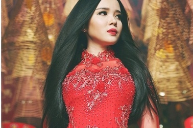 Hoa khôi sinh viên Cần Thơ diện áo dài nền nã đi lễ chùa Ông