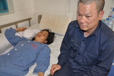 Thiếu 70 triệu đồng, người mẹ trẻ chấp nhận nằm nhà chờ chết vì không vay được tiền