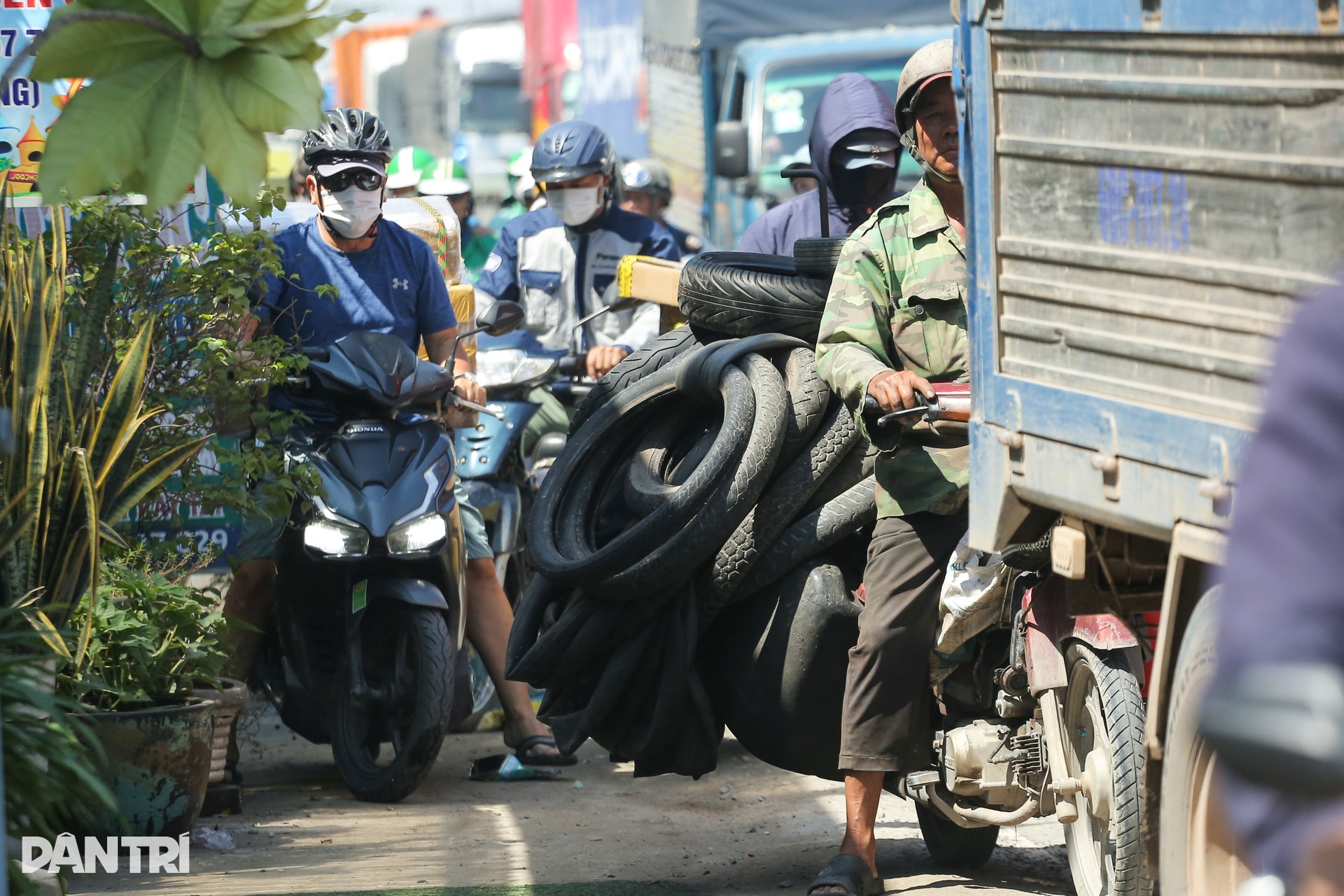 Đường huyết mạch nối TPHCM - Tây Ninh tê liệt vì kẹt xe triền miên - 12 Đường huyết mạch nối TPHCM - Tây Ninh tê liệt vì kẹt xe triền miên - 12
