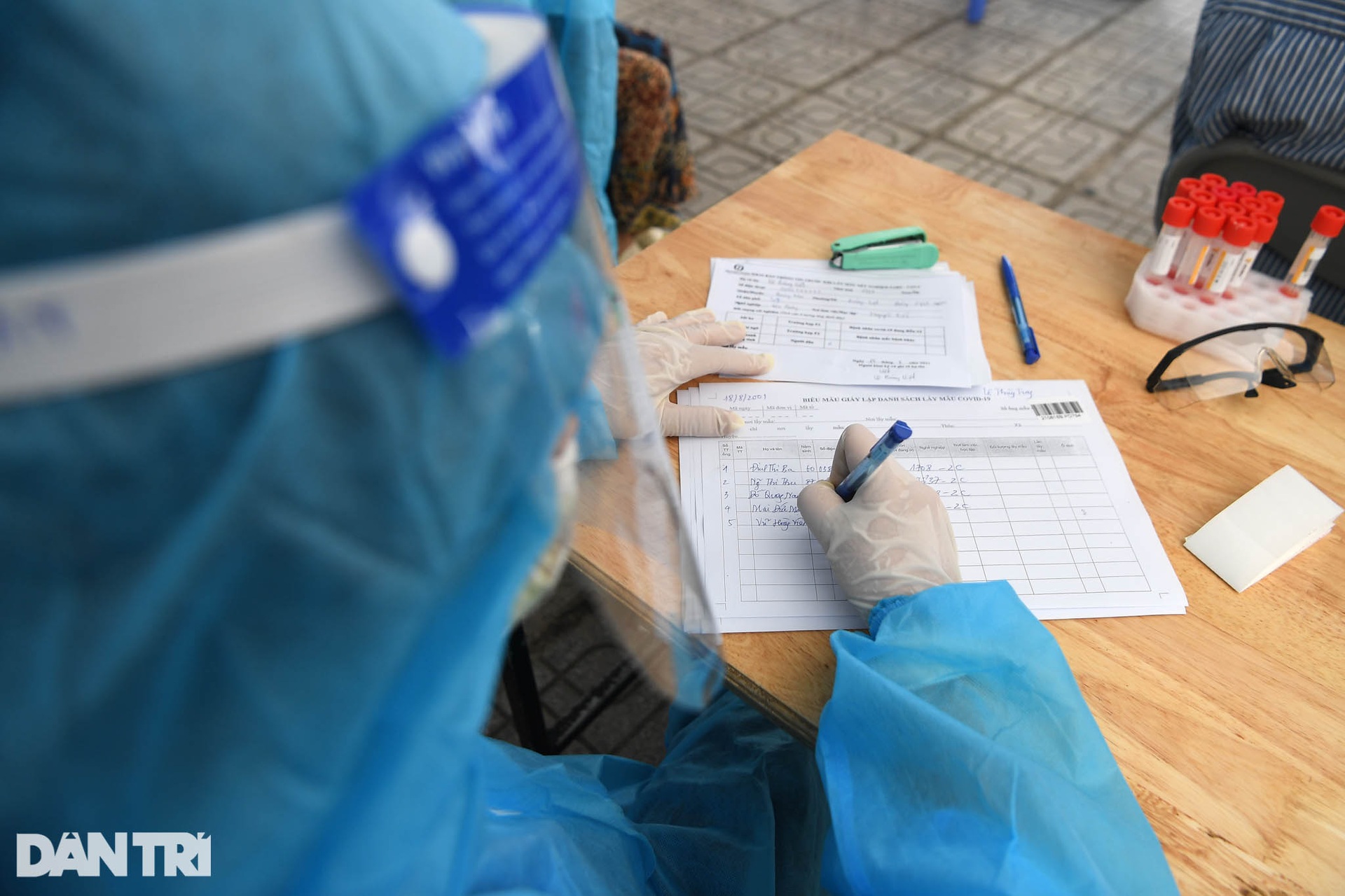 19.000 cư dân chung cư HH Linh Đàm xếp hàng chờ xét nghiệm Covid-19 - 8 19.000 cư dân chung cư HH Linh Đàm xếp hàng chờ xét nghiệm Covid-19 - 8