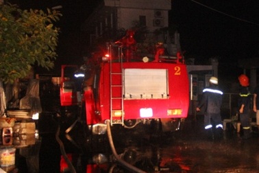 Cháy căn nhà cấp 4, cả khu dân cư mất điện