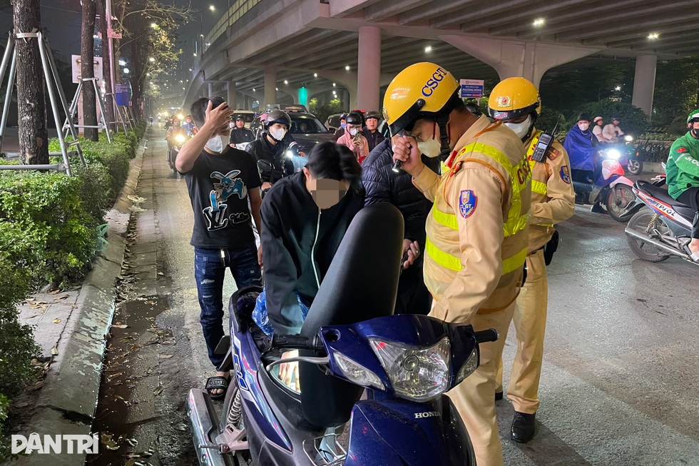 Gần 100 cảnh sát tuần tra truy bắt quái xế trong đêm - 2 Gần 100 cảnh sát tuần tra truy bắt quái xế trong đêm - 2