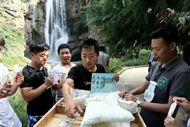 Cậu sinh viên bán 7.000 cây kem kiếm tiền học đại học, chữa bệnh cho bố