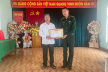 Khen thưởng người đàn ông nhặt ve chai trình báo khi phát hiện 20kg ma túy