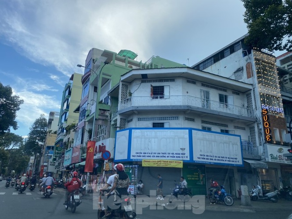 Nhà phố tiền tỷ thi nhau đóng cửa, treo biển cho thuê ở trung tâm Sài Gòn - 3 Nhà phố tiền tỷ thi nhau đóng cửa, treo biển cho thuê ở trung tâm Sài Gòn - 3