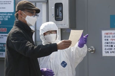 Hàn Quốc thêm 242 ca nhiễm Covid-19 mới, 6 người tử vong