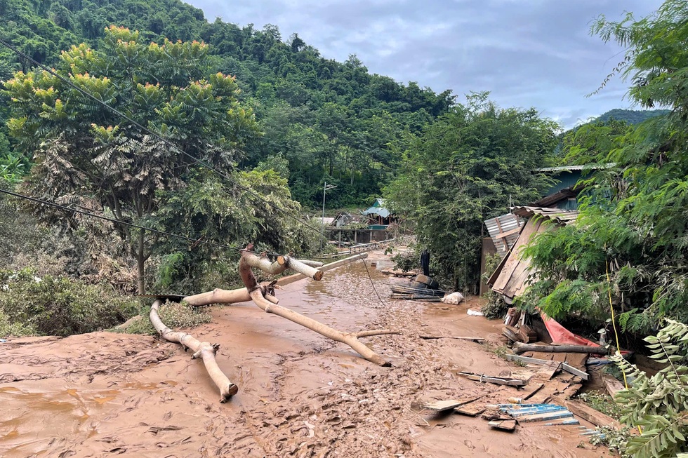 Hàng trăm nhà dân bị lũ lớn tàn phá, xã nghèo kêu gọi cứu trợ khẩn cấp - 6 Hàng trăm nhà dân bị lũ lớn tàn phá, xã nghèo kêu gọi cứu trợ khẩn cấp - 6
