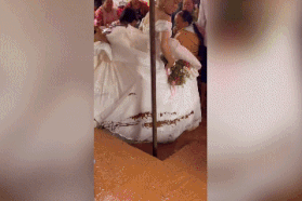 Chủ tiệm váy cưới thẫn thờ nhìn cô dâu lội bùn trong đám cưới mùa mưa lũ