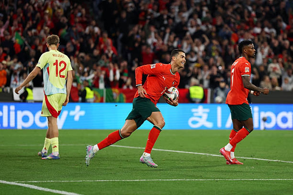 Ronaldo lập kỷ lục, bật khóc khi giành chức vô địch UEFA Nations Legaue - 1 Ronaldo lập kỷ lục, bật khóc khi giành chức vô địch UEFA Nations Legaue - 1