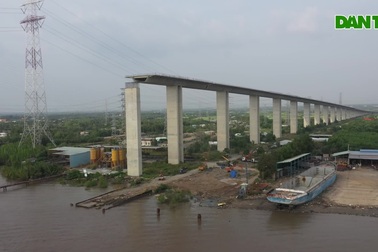 Hai cầu dây văng có tĩnh không thông thuyền cao nhất Việt Nam