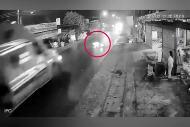 Xe máy trượt ngã ngay trước mũi xe container