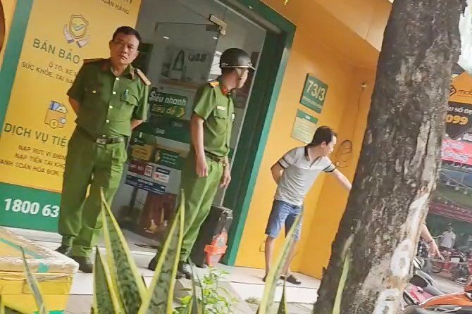 موظف متجر F88 في مدينة هو تشي منه تعرض لطعنة سكين في رقبته من قبل امرأة - 2 Nhân viên cửa hàng F88 ở TPHCM bị người phụ nữ rút dao kề cổ - 2