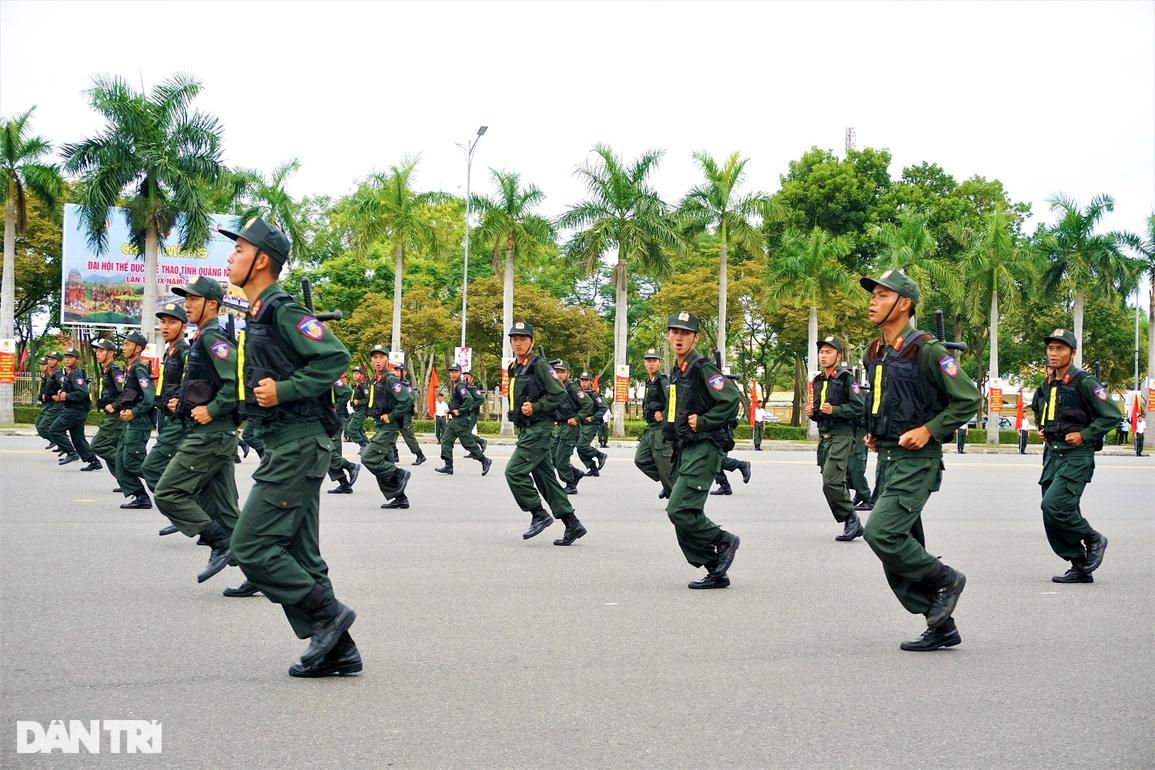 Ấn tượng màn võ thuật xuất sắc của chiến sĩ công an - 4 Ấn tượng màn võ thuật xuất sắc của chiến sĩ công an - 4
