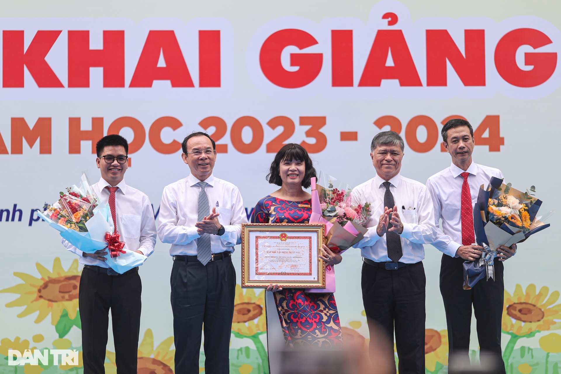 Hơn 1,7 triệu học sinh TPHCM hân hoan khai giảng năm học mới - 7 Hơn 1,7 triệu học sinh TPHCM hân hoan khai giảng năm học mới - 7
