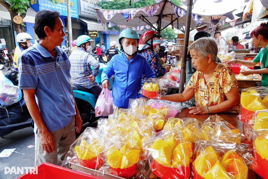 Kiếm chục triệu đồng ngày vía Thần Tài, tiểu thương vẫn mếu không ăn thua - 2 Kiếm chục triệu đồng ngày vía Thần Tài, tiểu thương vẫn mếu không ăn thua - 2