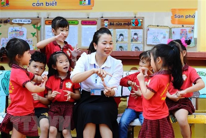 Một số chuyên gia đề xuất đưa giáo viên mầm non vào nhóm nghề nặng nhọc là cần thiết. Ảnh: Minh Đức/TTXVN
