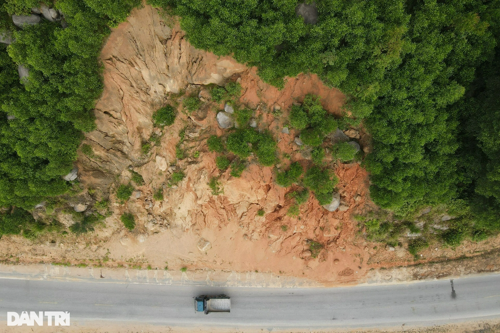 Những khối đá khủng chực chờ rơi xuống đường nhiều người qua lại - 1 Những khối đá khủng chực chờ rơi xuống đường nhiều người qua lại - 1