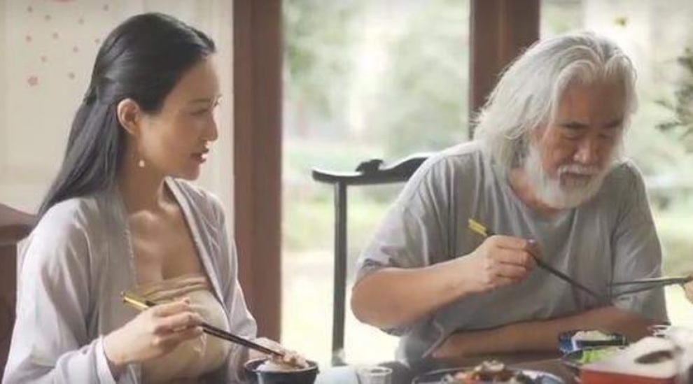 Bữa cơm ngọt ngào của vợ chồng đạo diễn cách nhau... 31 tuổi - 6