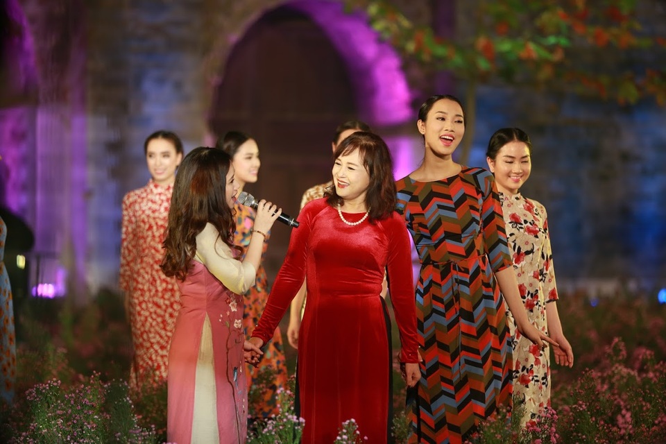 Phải xây dựng thương hiệu áo dài Việt Nam để tránh tình trạng bị “đánh cắp bản quyền” - 1 Phải xây dựng thương hiệu áo dài Việt Nam để tránh tình trạng bị “đánh cắp bản quyền” - 1