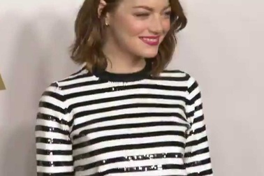 Emma Stone trẻ trung dự tiệc