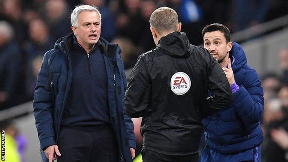 Biểu cảm hài hước của HLV Mourinho khi Tottenham chịu phạt đền - 2 Biểu cảm hài hước của HLV Mourinho khi Tottenham chịu phạt đền - 2