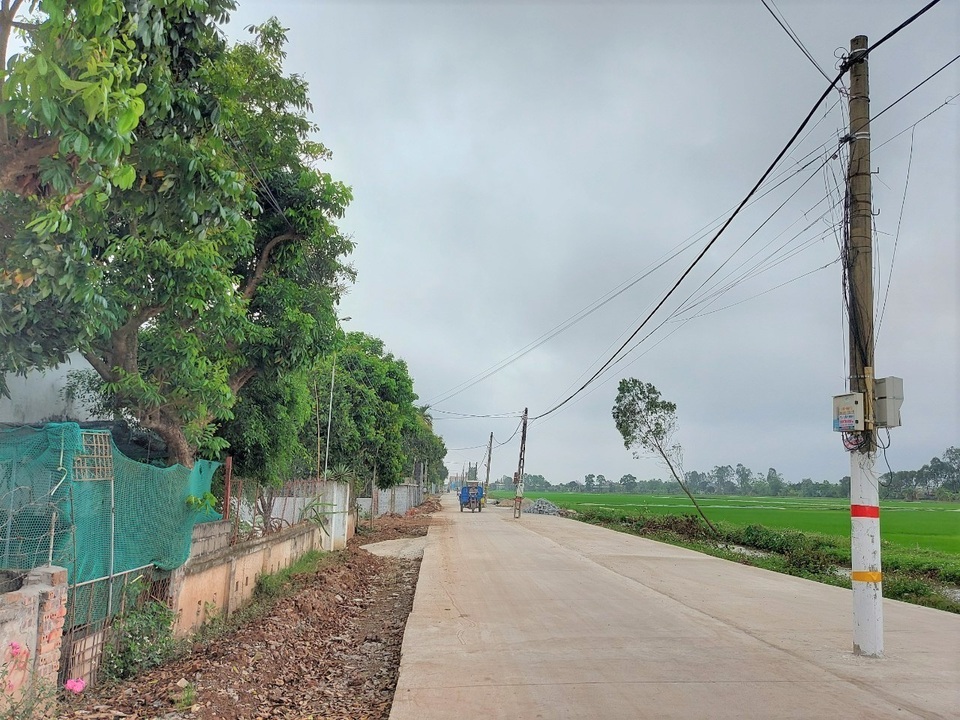 Kỳ lạ hơn 40 cột điện xếp hàng chình ình giữa con đường mới - 5 Kỳ lạ hơn 40 cột điện xếp hàng chình ình giữa con đường mới - 5