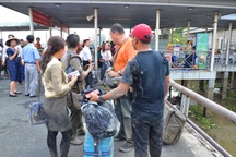 Cháy tàu cánh ngầm, hàng trăm hành khách lao xuống sông thoát thân