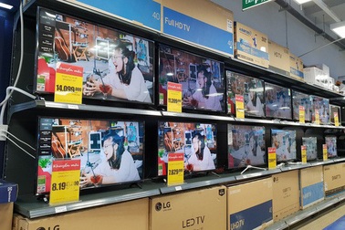 Trong "bão" giảm giá 50%, tivi 4K 43 inch có giá bán rẻ không tưởng