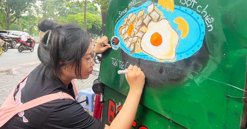 Đôi bạn trẻ đi khắp TPHCM vẽ biển hiệu miễn phí cho gánh hàng rong - 5 Đôi bạn trẻ đi khắp TPHCM vẽ biển hiệu miễn phí cho gánh hàng rong - 5