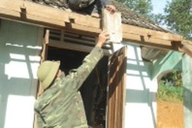 Lốc xoáy quét 2 huyện miền núi, hàng trăm ngôi nhà tốc mái