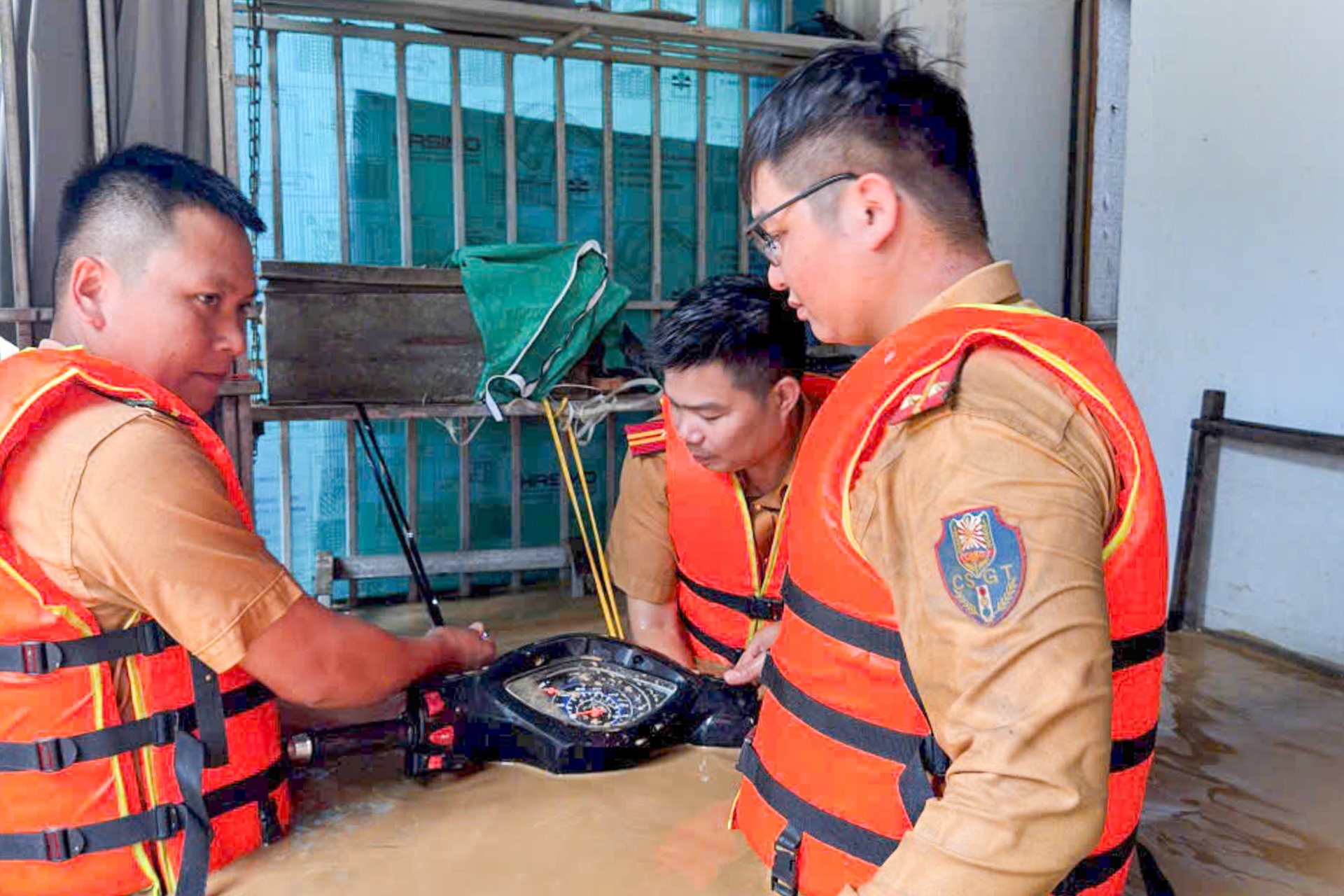 Hình ảnh Công an Sơn La oằn mình giúp dân giữa dòng lũ dữ - 6 Hình ảnh Công an Sơn La oằn mình giúp dân giữa dòng lũ dữ - 6