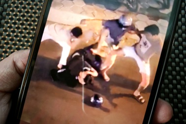 Nhóm người cầm gạch đá vây đánh hai thanh niên ở TPHCM