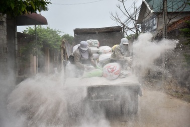 Bột vôi diệt khuẩn phủ trắng vùng ngập Hà Nội