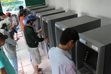 Cận Tết lại rồng rắn xếp hàng trước ATM