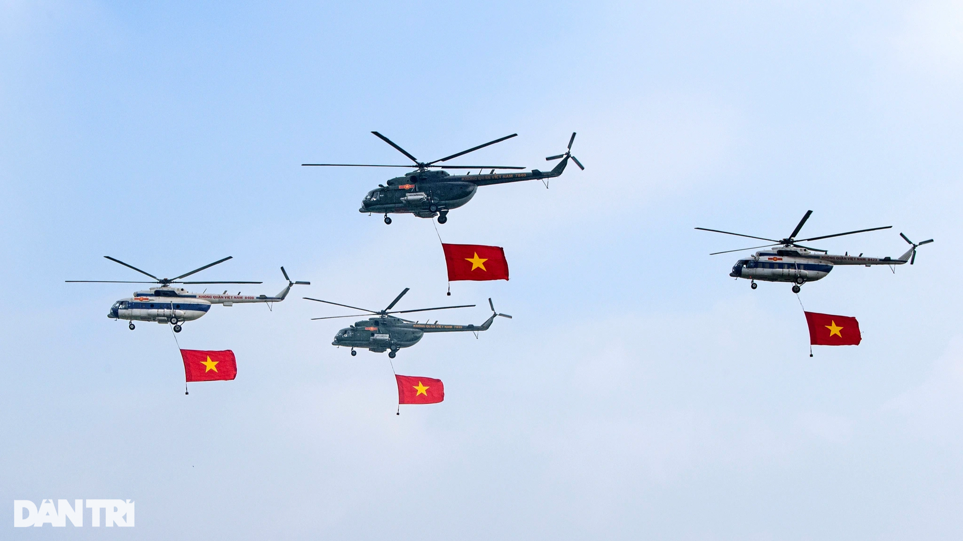 Cận cảnh dàn trực thăng bay huấn luyện phục vụ Triển lãm Quốc phòng quốc tế - 13 Cận cảnh dàn trực thăng bay huấn luyện phục vụ Triển lãm Quốc phòng quốc tế - 13