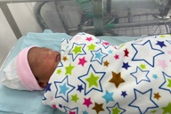 Bé gái bị bỏ rơi bên mương nước ở TPHCM, nhận từng hộp sữa, tã trong viện