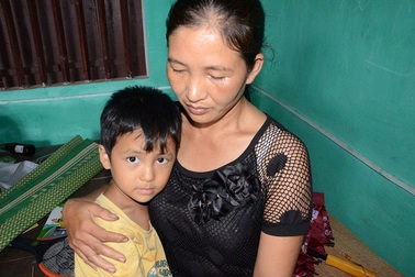 Mẹ suy kiệt bởi bệnh tim, con động kinh không tiền chạy chữa