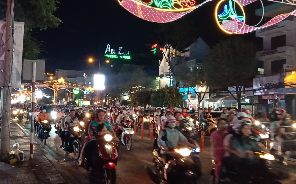 Các nhà thờ trang trí bắt mắt, đường phố đông nghịt người vui chơi đêm Noel - 2 Các nhà thờ trang trí bắt mắt, đường phố đông nghịt người vui chơi đêm Noel - 2