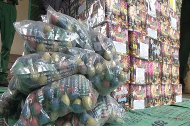 Bắt giữ vụ vận chuyển hơn 200 kg pháo lậu từ Lào về Việt Nam