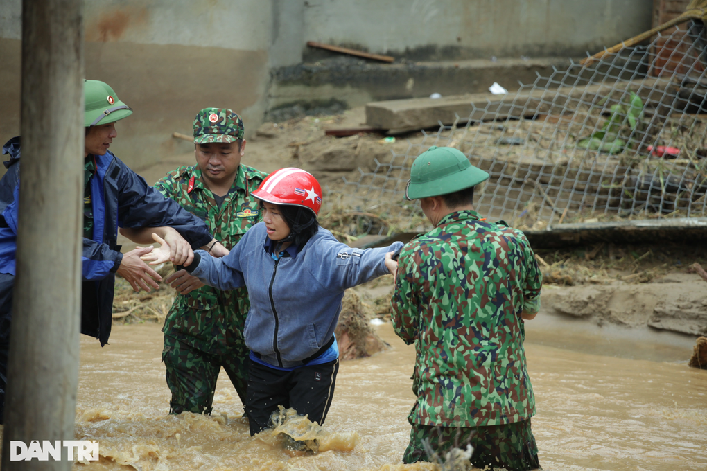 Trở về nhà sau lũ, người dân gạt nước mắt cào bùn đất tìm tài sản - 6 Trở về nhà sau lũ, người dân gạt nước mắt cào bùn đất tìm tài sản - 6