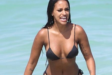 Chân dài 9x “rủ rê” bè bạn cùng nhau hở bạo với bikini