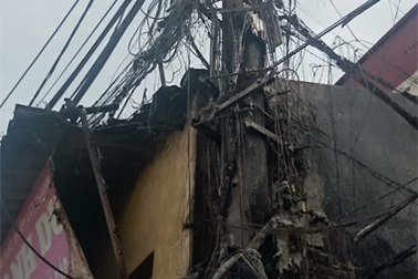 Hà Nội: Hoảng loạn vì cột điện bốc cháy dữ dội