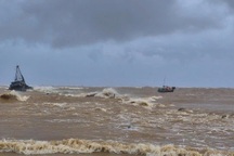 Hai tàu cá đứt neo lúc bão Bualoi đổ bộ, 9 ngư dân mất tích