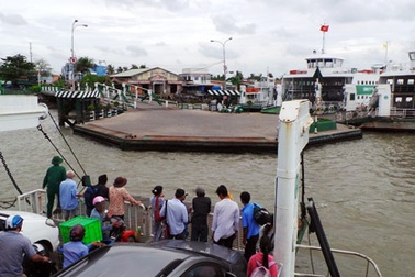 Xà lan chở đá bị tàu đâm chìm, 4 người suýt chết