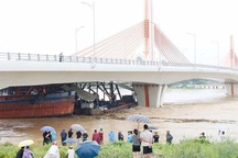Sà lan đâm vào cầu Vĩnh Phú, cấm phương tiện qua cầu