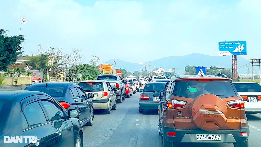 Tỉnh nghèo có gần 2.000 ô tô đăng ký mới trong những ngày đầu năm - 1 Tỉnh nghèo có gần 2.000 ô tô đăng ký mới trong những ngày đầu năm - 1